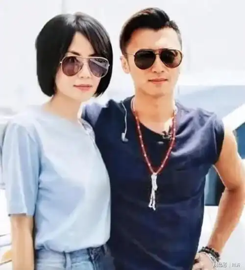 王菲与谢霆锋上演世纪大复合机场牵手秀恩爱网友这是2023