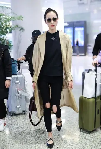 韩雪现身机场,黑色t恤配黑色破洞牛仔裤,这腿也太瘦了!