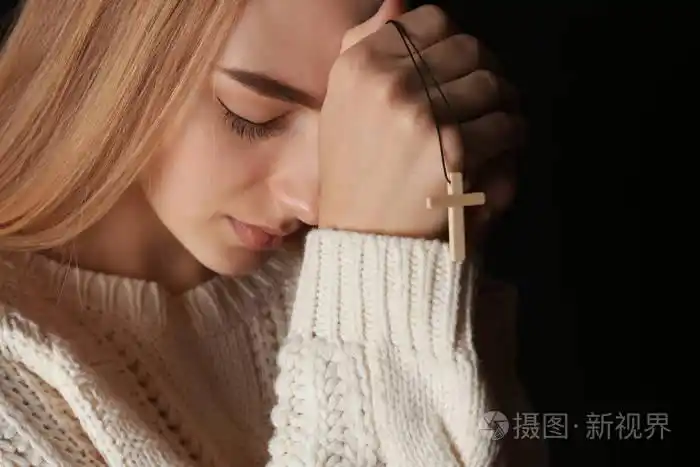 宗教祈祷的年轻女人