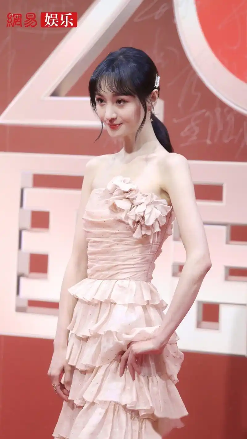 郑爽今日穿粉色蛋糕长裙登上国剧盛典红毯,甜笑招手温婉大方