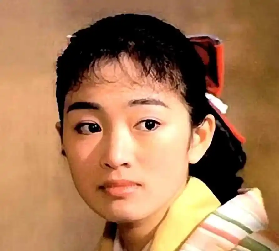 巩俐年轻时,风姿绰约,美艳无双.