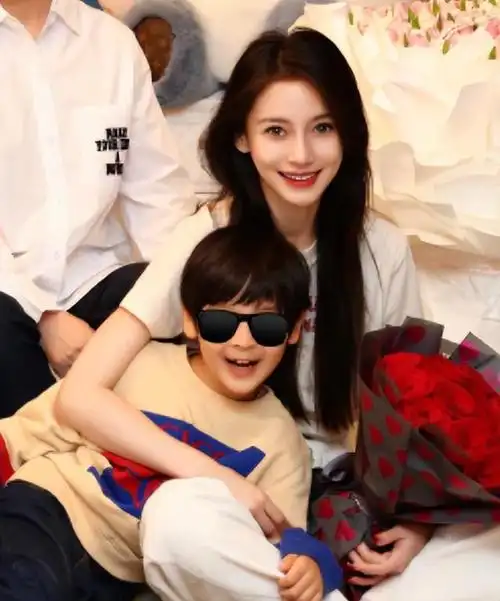 令人费解的是,杨颖的前脚似乎在保护她儿子的隐私,但她的后脚却在2月