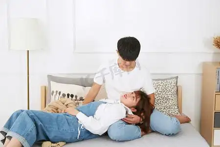 男女上床摄影照片_情侣情人节女朋友躺在男友怀里摄影图配图