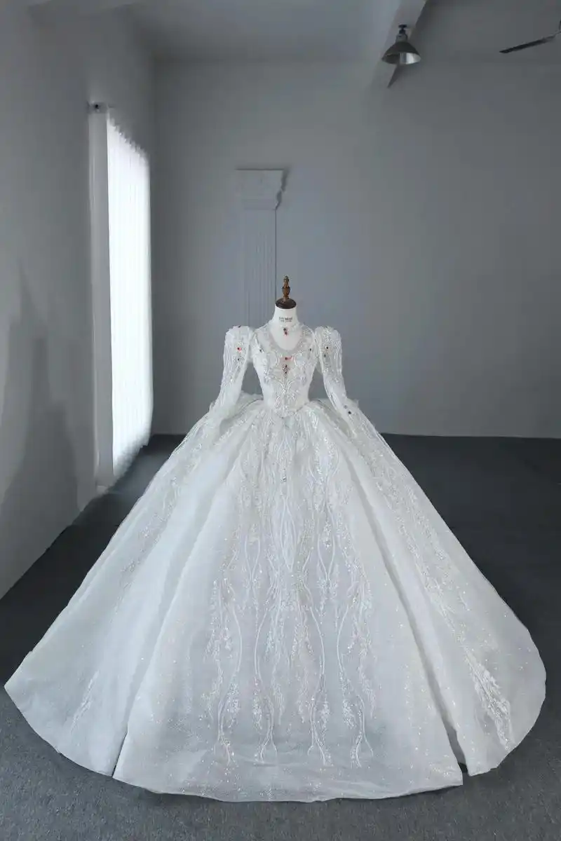 富贵迷人眼96宝石主纱|佛山婚纱.宝石设计感主纱 异域风两穿 - 抖音