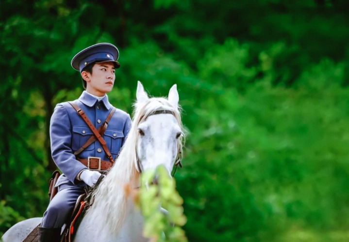 易烊千玺双男主剧演土匪演少将前后反差大军装造型惊艳