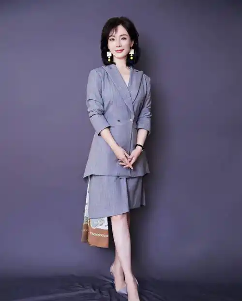 原创陈数和老公穿情侣鞋亮相才子佳人十分般配结婚9年仍恩爱如初