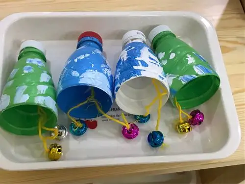 瓶子乐器能激发孩子们对音乐伴奏的兴趣.