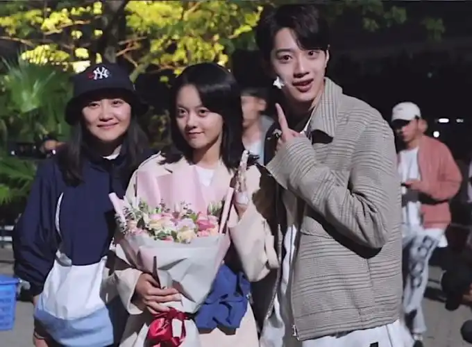 《小别离》吧,这部剧除了赵今麦,还有张子枫和胡先煦的出演,演这部剧