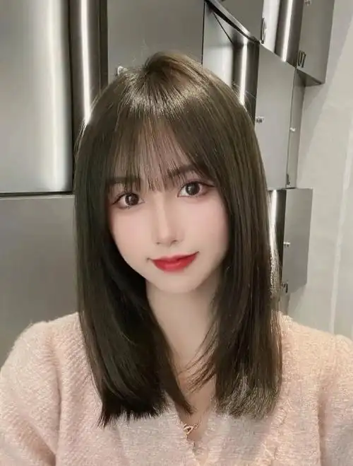 发型,
不是太长也不是太短,发尾的头发被修剪得有点儿小碎发「my