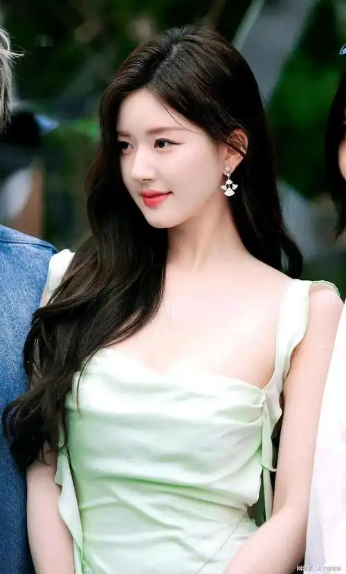 张韶涵,赵露思隔空撞衫,淡绿色露背长裙,美女审美果然在线!|抹胸裙|华