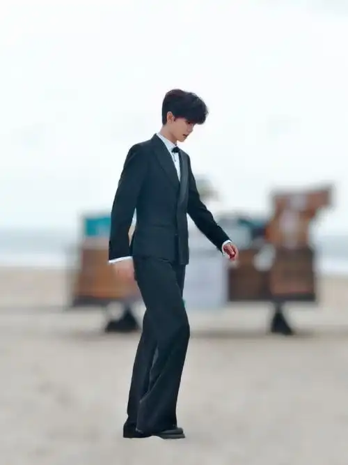 任嘉伦超话2    从热血乒乓小将,到爱岗敬业机场地勤,从积极选秀唱跳