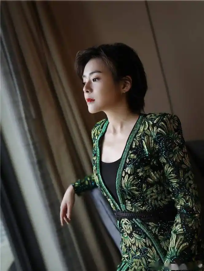 沪上美女主持陈辰晒近照!