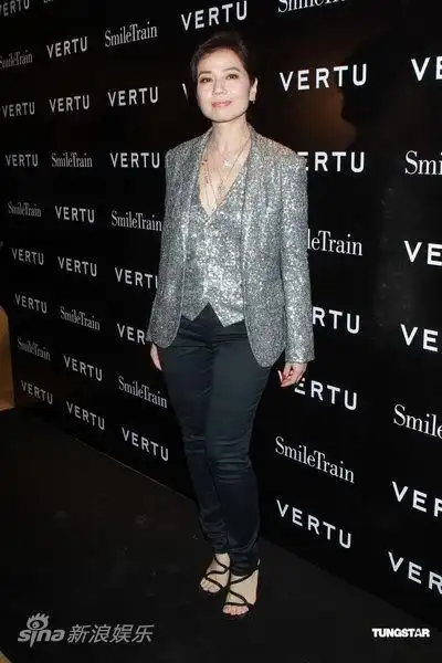 图文钟楚红亮相摄影展钟楚红裤装亮相