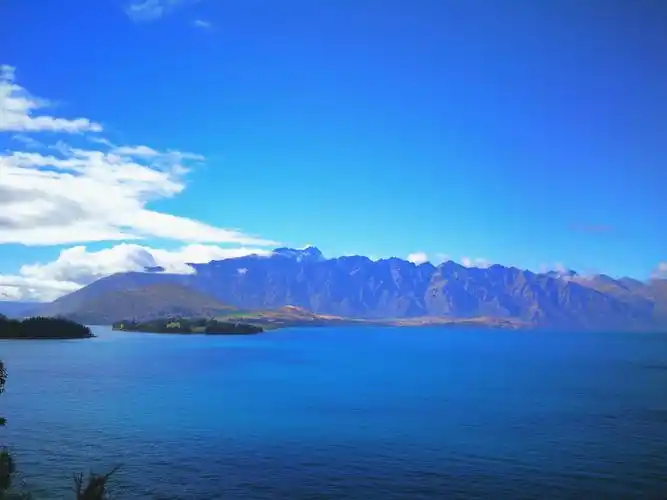 wakatipu)是一个美丽的高山湖,与皇后镇相邻,湖水呈现美丽的宝石蓝色