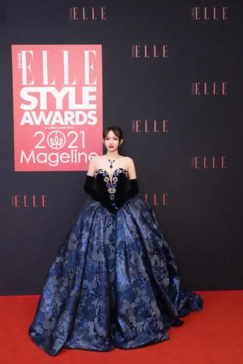 程潇一袭深v抹胸钉珠长裙宝石装饰点缀幽蓝花朵印花