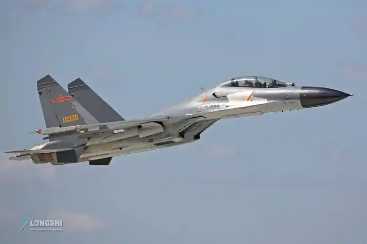 在战斗机的研制上,包括歼-10系列和歼-11系列等刚开始都是使用了国外