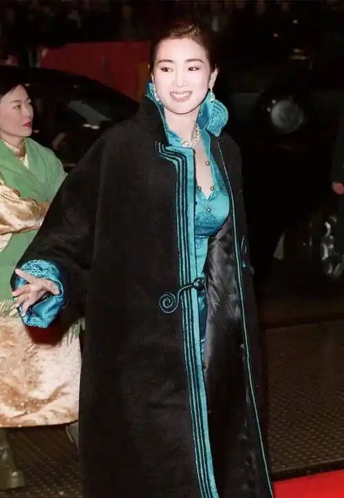 旗袍与大衣雍容华贵,让世人见识到东方的优雅_气质_风格_造型