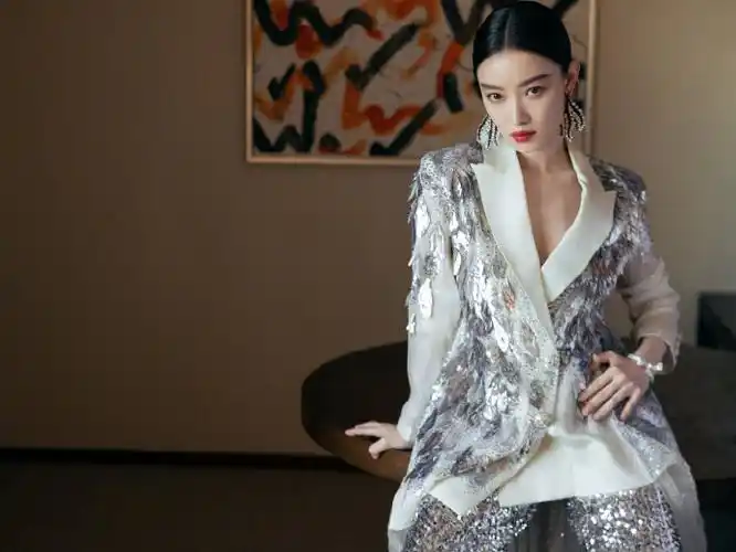 倪妮银色羽毛西装##长春电影节闭幕式##长春电影节闭幕式红毯