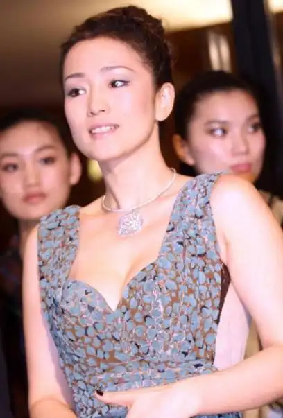 巩俐这女王气场真盖不住穿印花连衣裙富态尽显美得高调