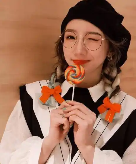 孟美岐马路边拍大片无视路人经过继续摆拍男友视角求牵手太甜了