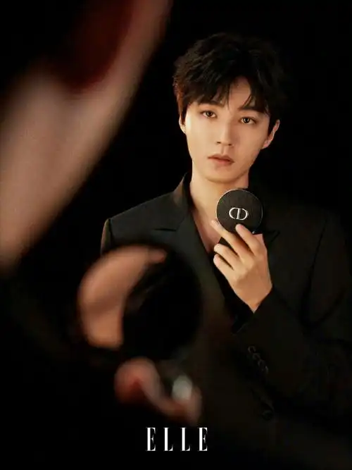 两位女士占二,王俊凯占一.  (pr最知道谁是真的顶可以长久双赢