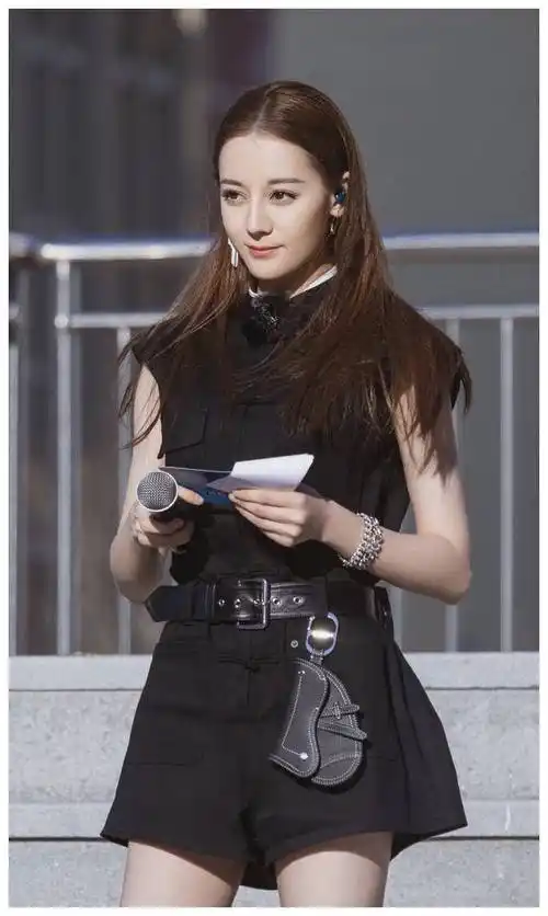 创造营迪丽热巴的造型太美,亮色系和短裙的结合,妥妥元气少女