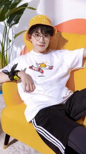 活力少年易烊千玺上线了阳光帅气的奶烊俘获你的少女心