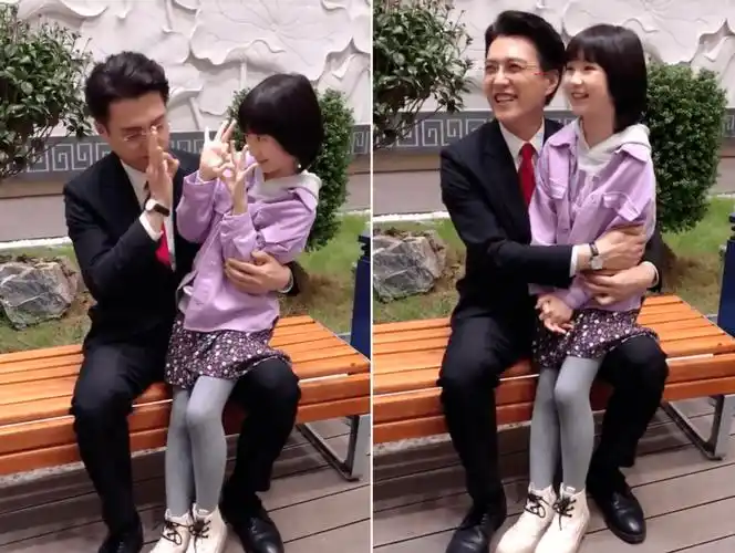 靳东和剧中女儿兴奋玩闹,环抱小女孩不撒手,咧嘴大笑出眼部褶子_孩子