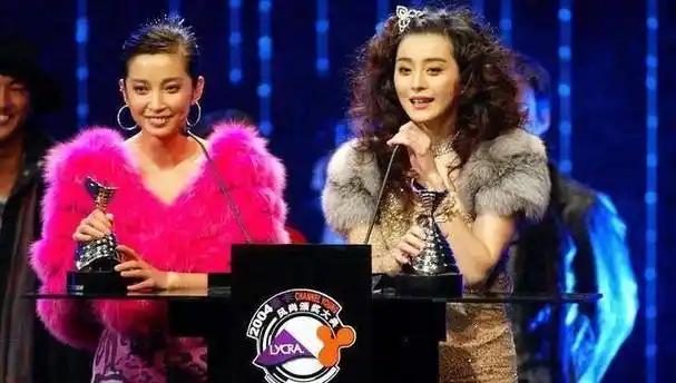 成龙当年和"双冰"喝酒照被扒,在无美颜的年代,差距一目了然_李冰冰