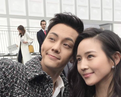 张钧甯陈伟霆秀场玩自拍两大酒窝好养眼