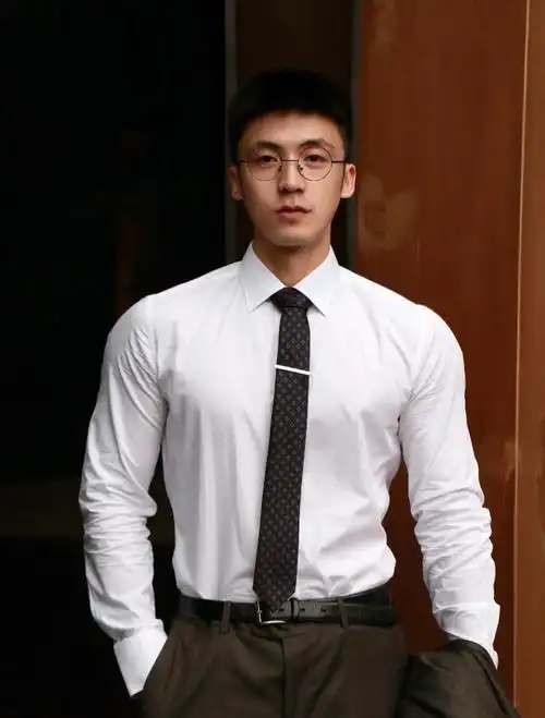 有谁能拒绝穿白衬衫的男生呢