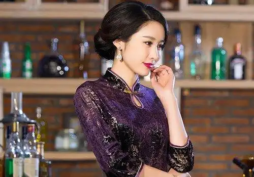 女生偏分后梳穿旗袍盘发发型黑色的头发梳起来饱满又个性,女生偏分后