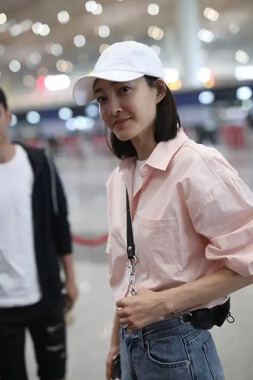 王丽坤素颜超能打 穿粉衬衫戴白帽似学生妹