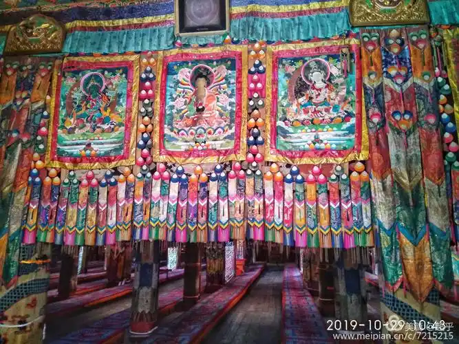 酥油花(用酥油制成的花),壁画,堆绣是塔尔寺的艺术三宝.