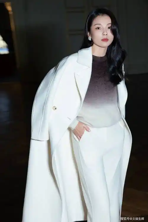 刘涛白衣卷发亮相,优雅知性魅力四溢