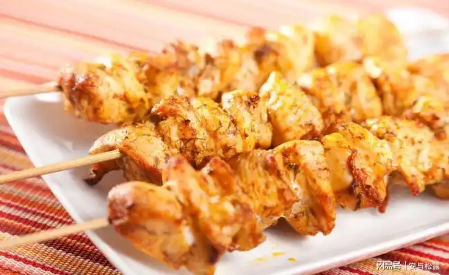 香烤鸡肉串,低脂少油烤箱版,超美味家常菜,孩子喜欢的酥嫩零食|孜然粉