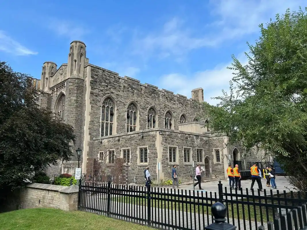 多伦多大学的校园建筑充满了多元化的特色,混合了哥特式建筑,现 - 抖