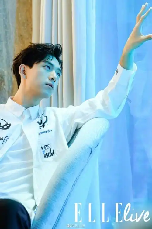 李现三亚新鲜照来袭 没见过的帅气现男友击中你的少女心