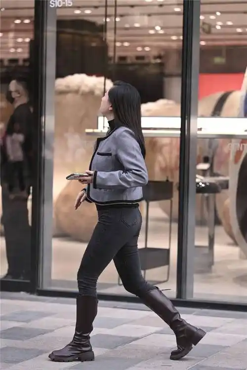 紧身牛仔裤搭配长靴,秋冬季节双层的保暖效果,小腿肯定不会冷