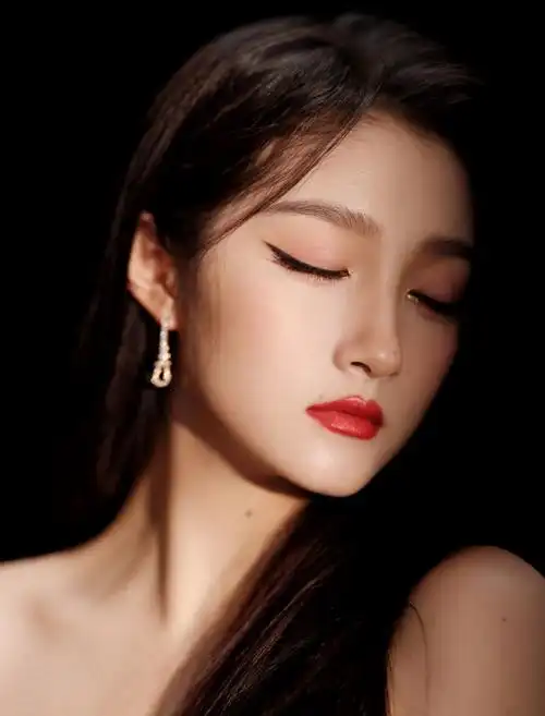 关晓彤跨年舞台好梦幻##关晓彤鎏金羽翼礼服##关晓彤如果时间有芭钮