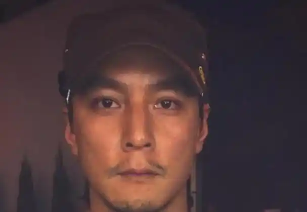 48岁的吴彦祖皮肤黝黑,留着两撇小胡子,看起来好像赵本山!