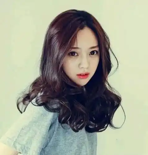 网上很火的一款中分卷发发型,从发根开始就烫的和蓬松,发梢加上一点大