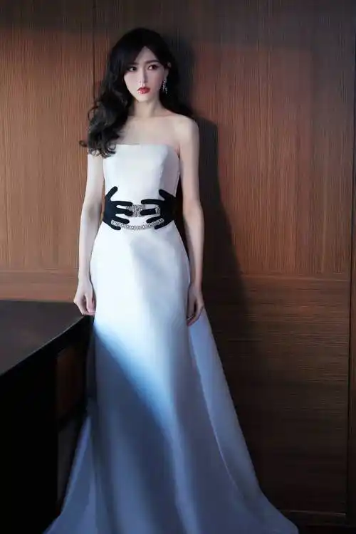 唐嫣白色抹胸长裙高贵典雅,礼服腰带打破常规别具亮点_系列_acra_reem