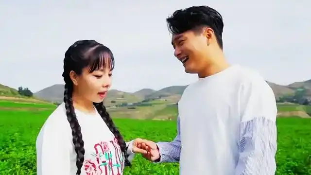 云飞王二妮再次同台!惊艳合唱《拉手手亲口口》,听得都脸红了