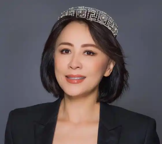 刘嘉玲被指略显拘谨,何超琼站c位从容淡定_林青霞_身材_网友