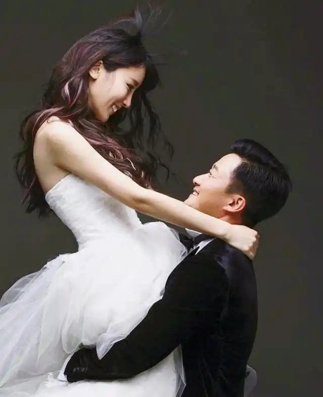 吴京为啥这么爱谢楠?看到她的长发婚纱照,网友直呼:娶到宝了