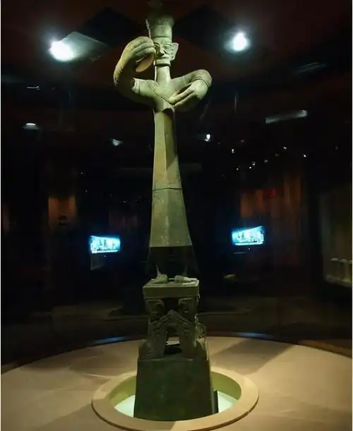 另外,相比起三星堆那些又大又精美的文物,秦始皇陵墓出土的文物简直就