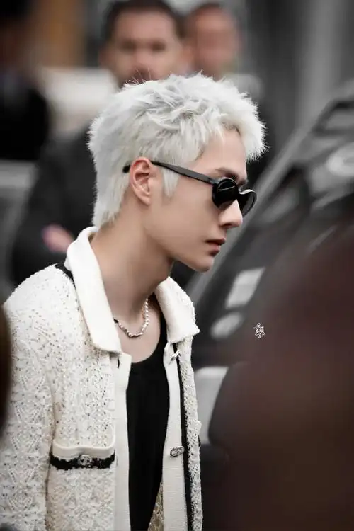 王一博巴黎时装周##王一博香奈儿品牌形象大使##王一博白金狼尾街拍