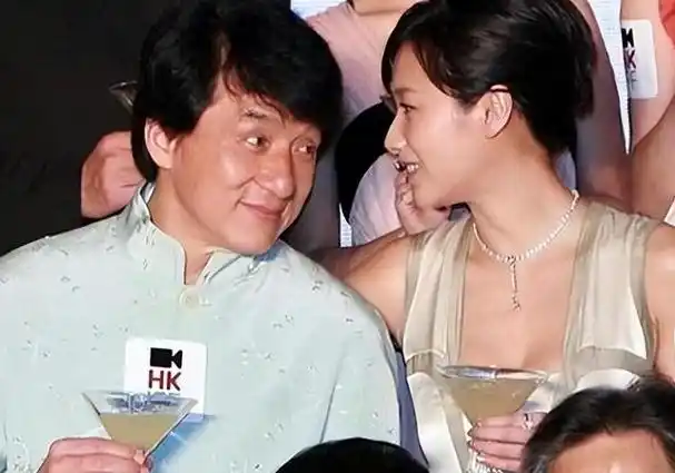 《神话》是一部2005年上映的中国电影,由成龙领衔主演,金喜善和李冰冰