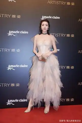 麦迪娜身穿透视装现身活动,身材火辣诱人,怪不得姜潮宠她似公主